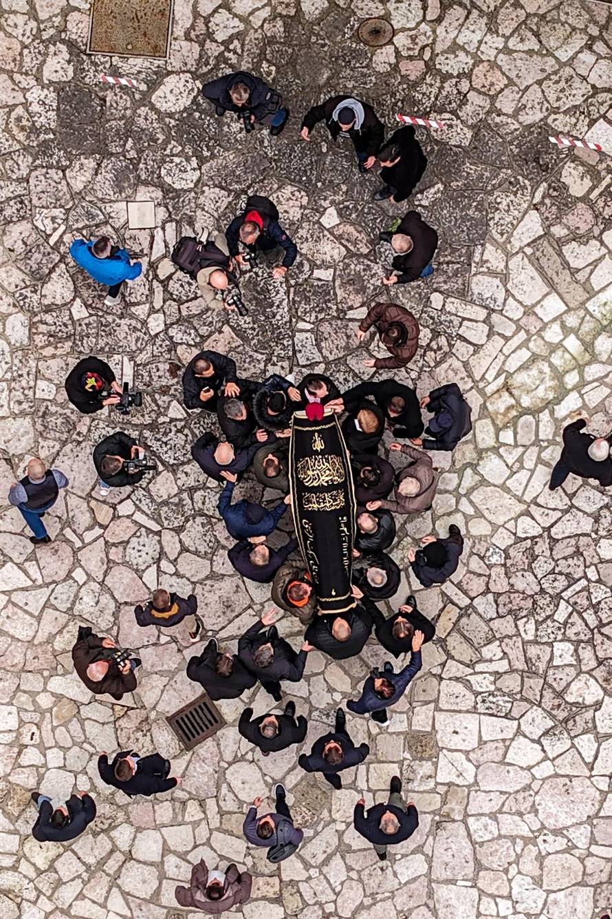 Sarajevo: Pogled iz zraka na dženazu za Halida Bešlića u Gazi Husrev-begovoj džamiji