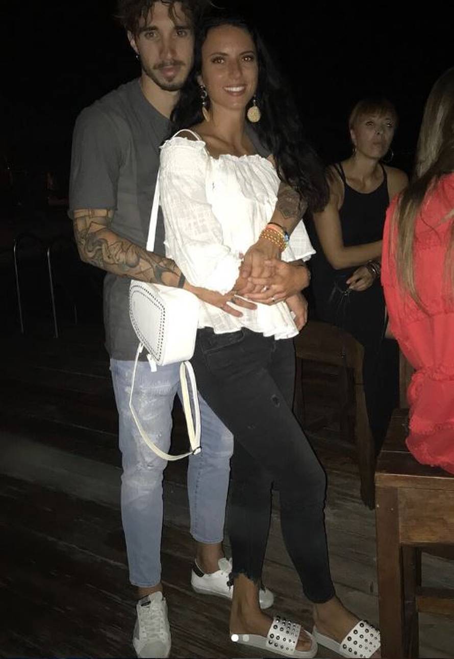 Šimu opkolile obožavateljice, a supruga Matea strpljivo čekala