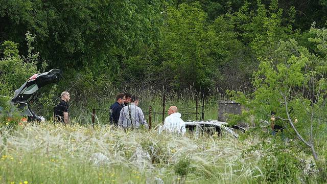 Dugopolje: U polju pronađen izgoren automobil u kojem se nalazilo tijelo osobe