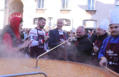 U Splitu građanima podijeljeno pet tisuća porcija bakalara i fritula