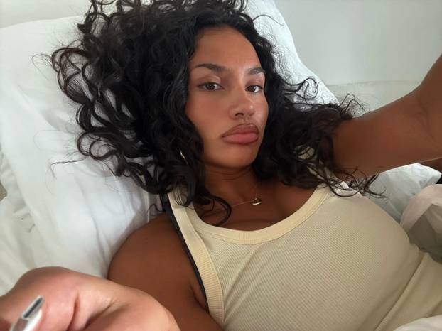 Šuškalo se da joj dečko spava sa zvijezdom platforme za odrasle. Objavom ušutkala sve tračeve