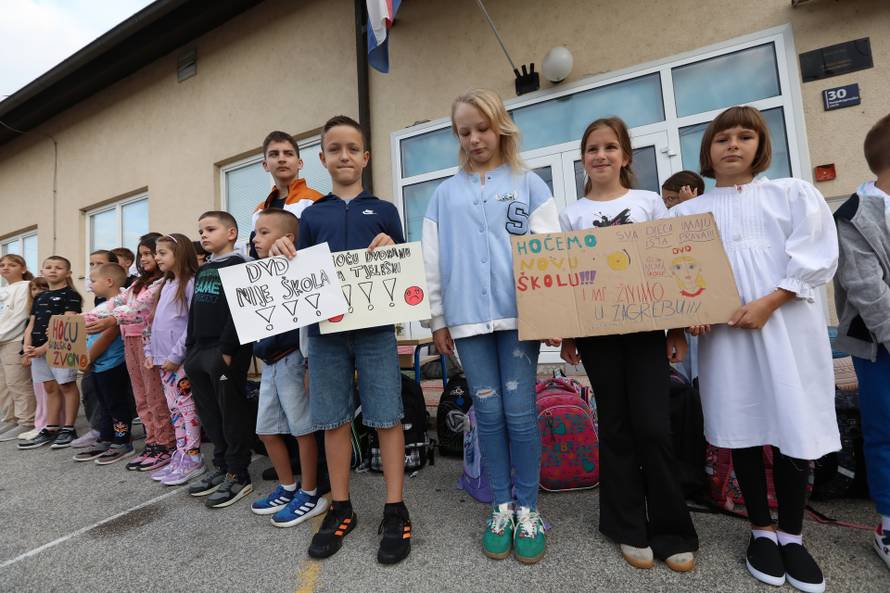 Zagreb: Prosvjed roditelja i djece Donjeg Dragonošca koja nastavu pohađaju u vatrogasnom domu