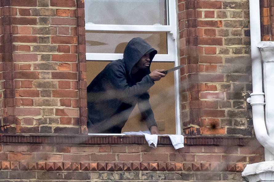 ?ovjek maše nožem s prozora u Lewishamu, policija na terenu