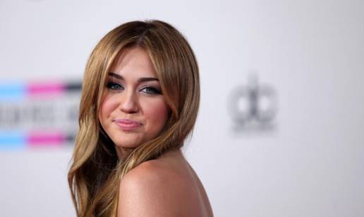 Bong na koji je pušila Miley Cyrus prodaje se za 27.000 kn