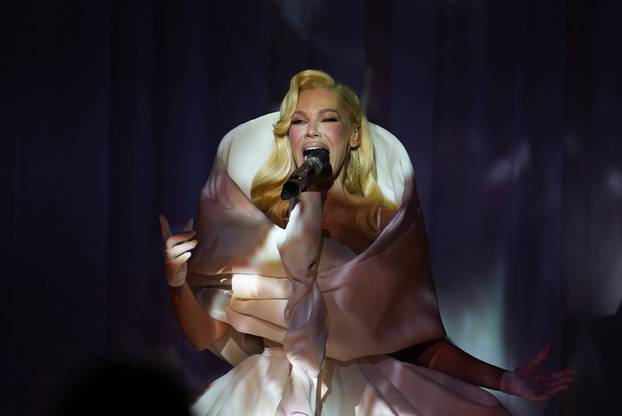 Beograd: Nataša Bekvalac motornom pilom rezala tortu na promociji albuma "MAMA"