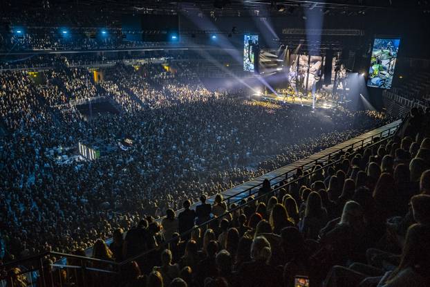 FOTO 'Pogled ispod resica': Severina ni drugi dan koncerta nije skidala svoj 'dlakavi' šešir