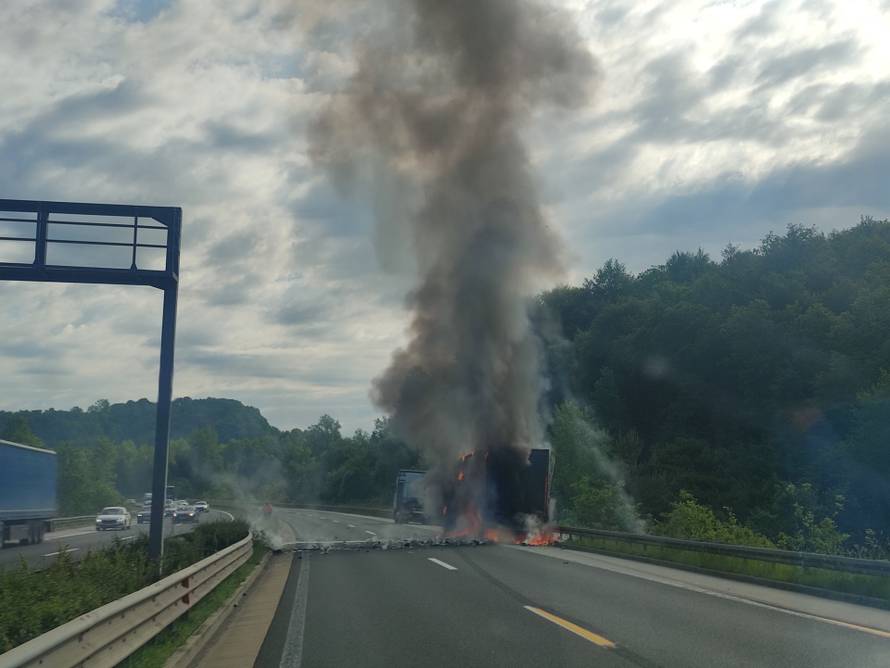 VIDEO Buktinja na autocesti A1: Gori prikolica šlepera, prekinut promet, ogromna je kolona