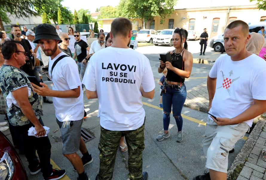 Transparenti podrške Marku Franciškoviću ispred suda u Ilici gdje se očekuje pravomoćnost njegove presude