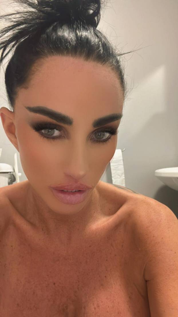 FOTO Sjećate se Katie Price? Evo je opet. Pokrenula 18+ projekt
