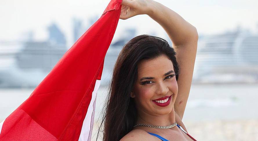 ARHIVA - Ivana Knoll pozirala u kockastom kupaćem kostimu na plaži Ras Abu Aboud