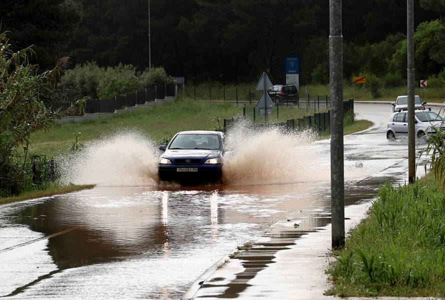 Potopljene ulice Medulina nakon jakog nevremena