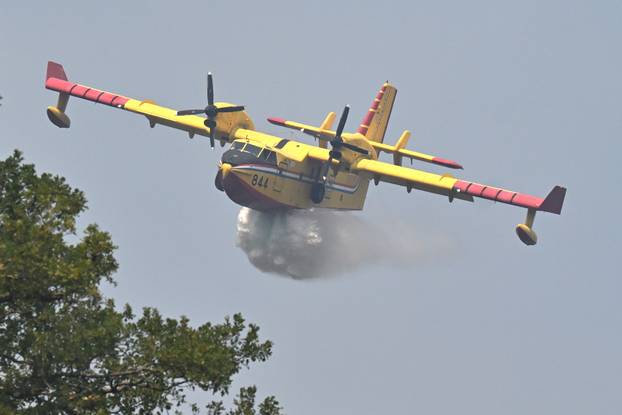 FOTO Kanaderi cijeli dan u akciji: Pogledajte kako gase požare diljem Dalmacije