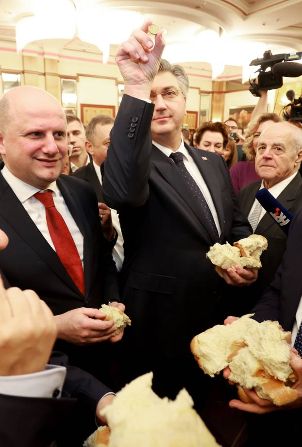 Zagreb: Plenković na prijemu Srpskog narodnog vijeća u kruhu pronašao zlatni novčić