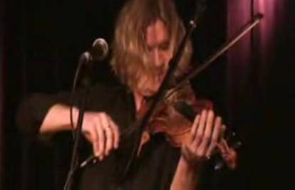 Talentirani svirač odsvirao 'Smood criminal' na violini