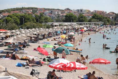 FOTO Plaža u Brodarici je krcata kupačima:  Toplinski val bliži se kraju, pogledajte ljetne prizore