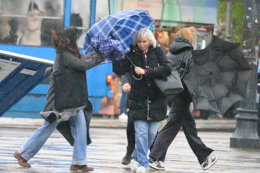 Zagreb: Nevrijeme s jakim vjetrom i kišom zahvatilo zagrebačke ulice