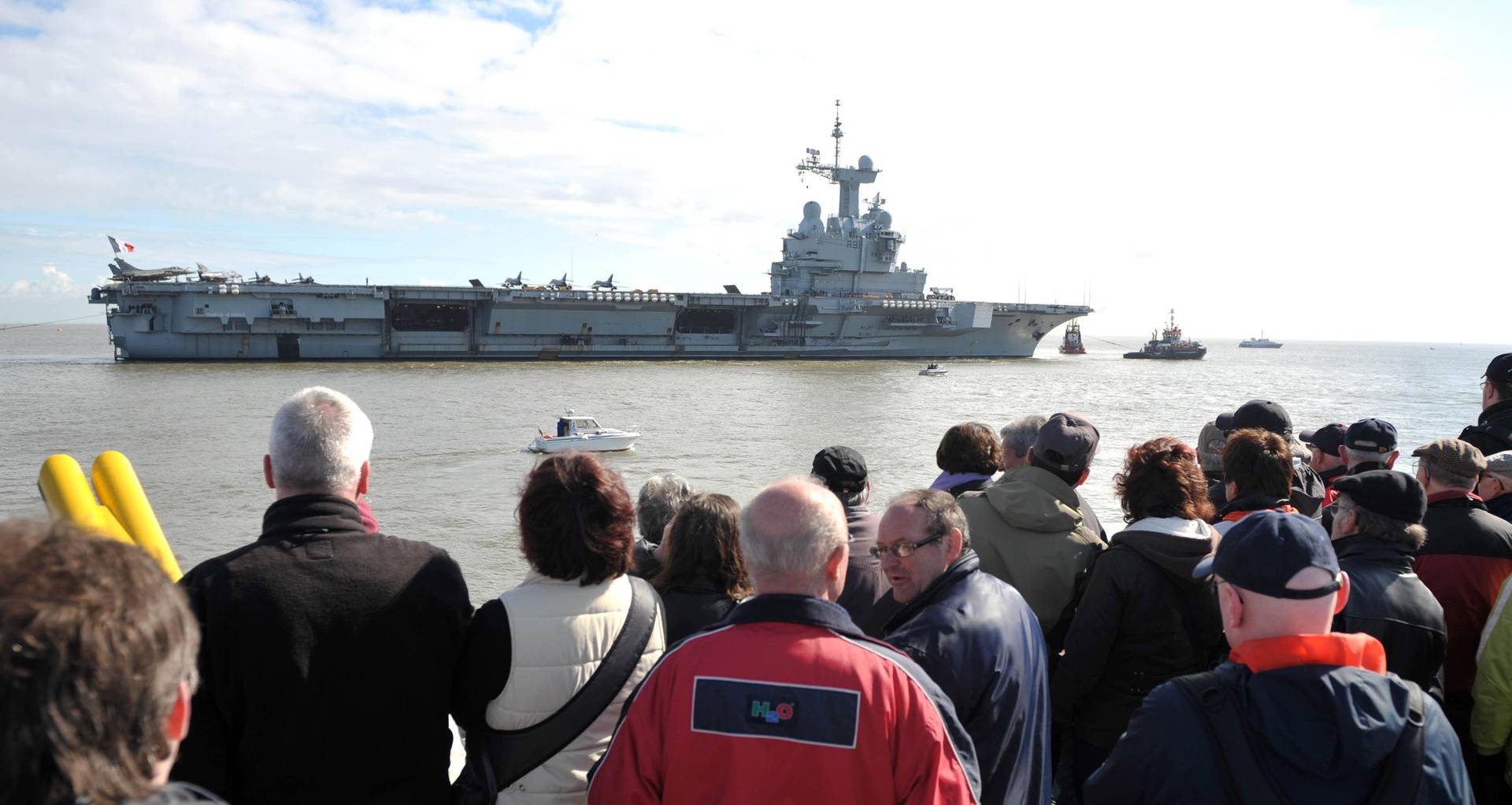 Cuxhaven: Nosa? aviona Charles de Gaulle pristao u luku Cuxhaven