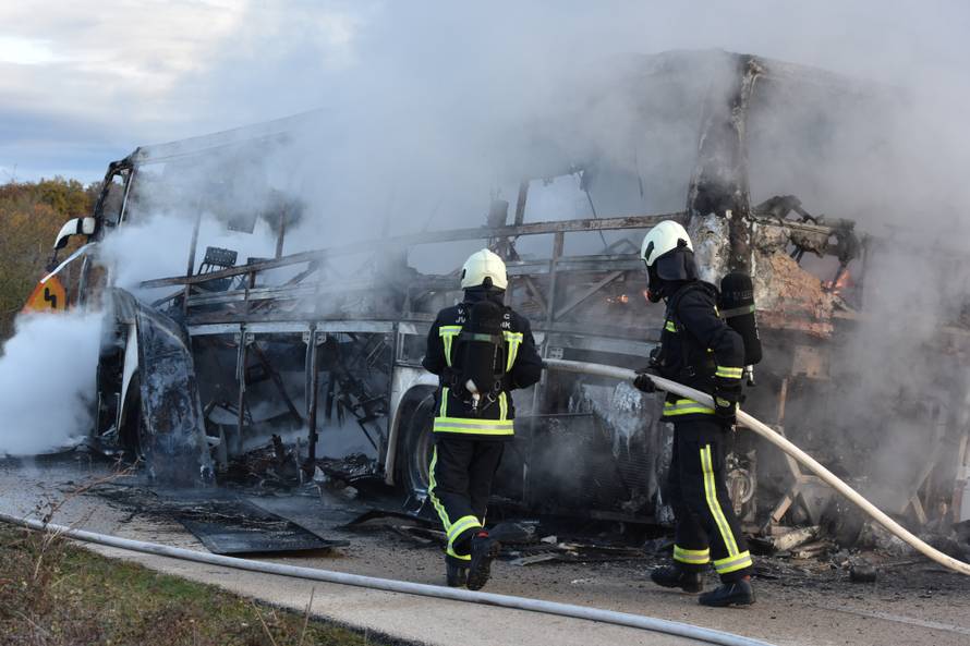 Danilo Kraljice: Vatrogasci gase autobus koji se zapalio