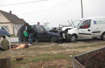 U frontalnom sudaru u blizini Osijeka ozlijeđeno troje ljudi