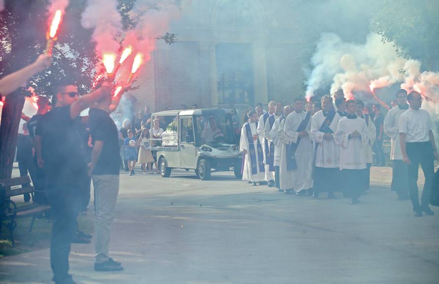 Bakljada na Mirogoju: Obitelj i prijatelji oprostili se od Capara