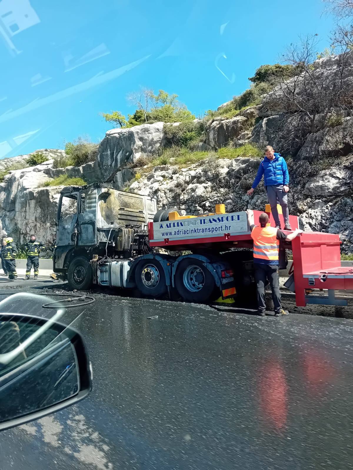 VIDEO Buktinja kod Solina: Na brzoj cesti izgorio je kamion