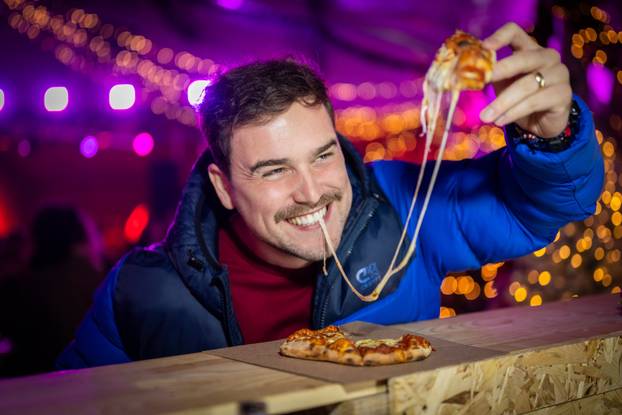 Posjetitelji uživaju u pizzama mini pizzerije Pizza Actually u sklopu adventa u Muzeju grada Zagreba