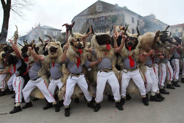 Rijeka: Doček Halubajskih zvončara u centru grada