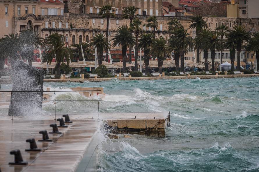 Split: Orkansko jugo potopilo rivu te stvaralo probleme u pomorskom prijevozu