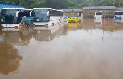 'Ovo se nikada nije dogodilo': Kiša poplavila aute i autobuse