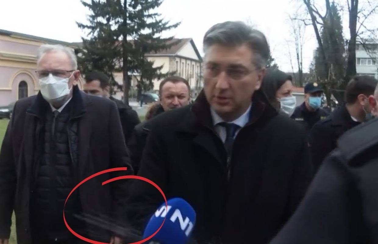 Pogledajte kako su u Petrinji Plenkovića gađali grudom: 'Gruda? Ma nije to problem'