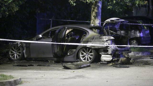 Nije poznat uzrok požara: Na Jarunu u Zagrebu planuo BMW