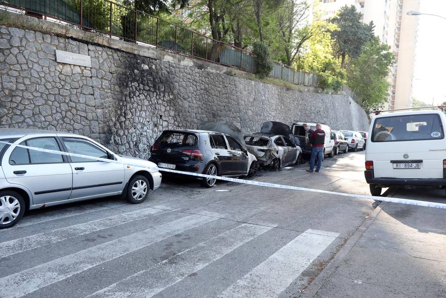 U Rijeci sinoć gorjelo šest automobila, očevid je u tijeku