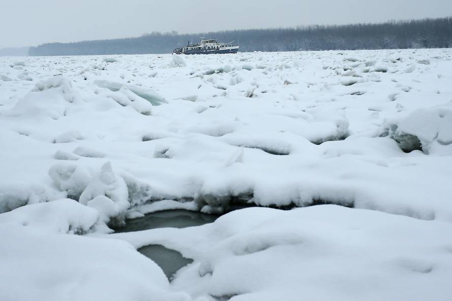 2017. Dunav se zaledio, Hrvati pozvali ma?arske ledolomce u pomo?