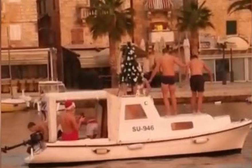 Božićno kupanje u Supetru