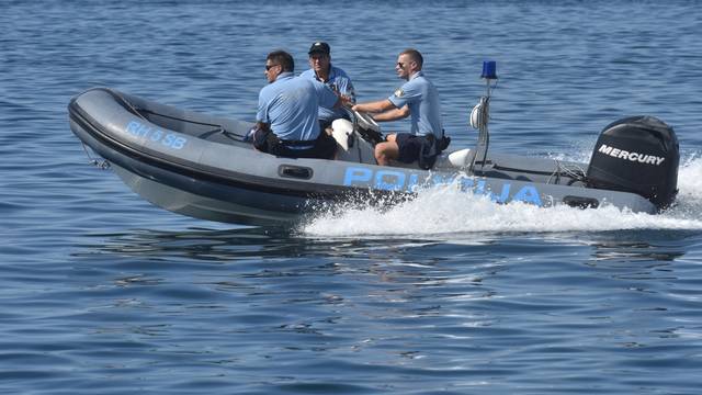 Brod pomorske policije u kanalu sv. Ante u Šibeniku