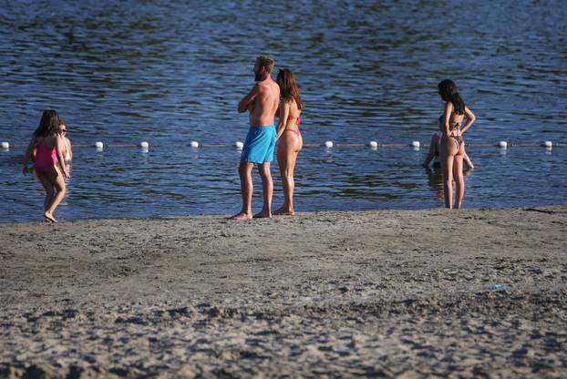 Osijek: Osječani pronašli osvježenje kupanjem na Dravi