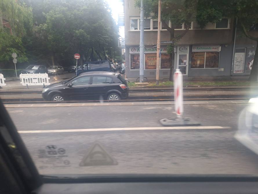 FOTO Autom zapeo u tračnicama na raskopanoj Branimirovoj