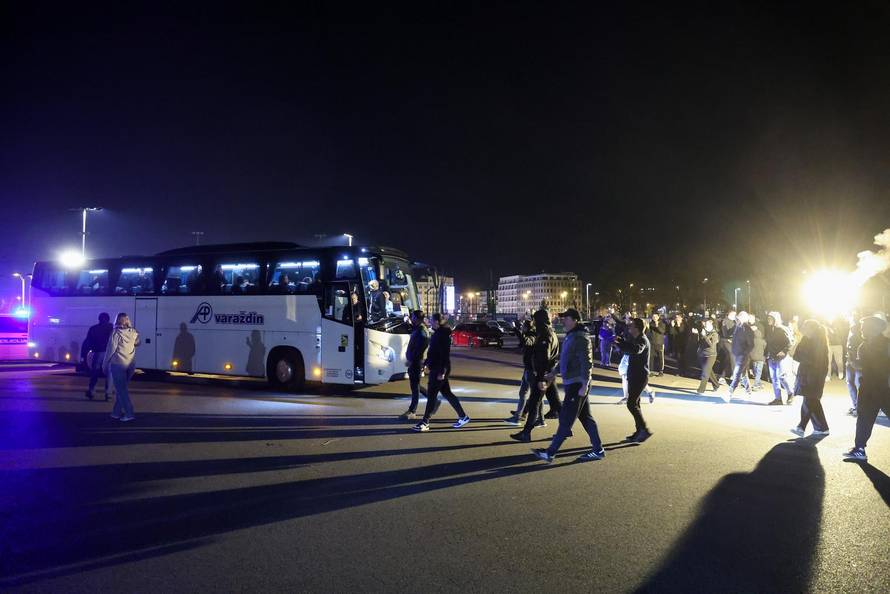 Zagreb: Navijači Dinama dočekali igrače ispred stadiona u Makisimiru nakon pobjede u derbiju protiv Hajduka