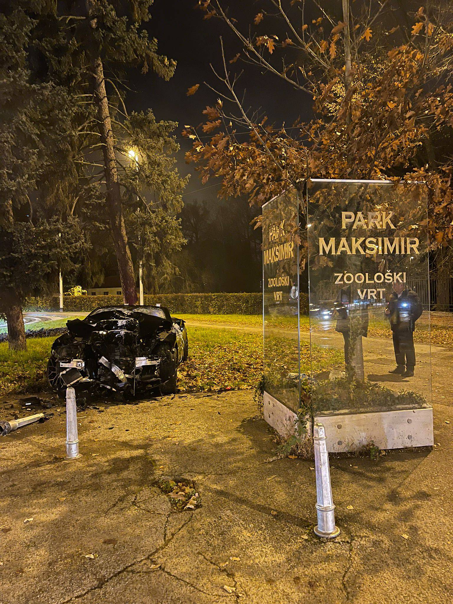 FOTO Užas u Zagrebu: BMW-om se zabio u stup, auto smrskan. Dvoje ljudi završilo je u bolnici