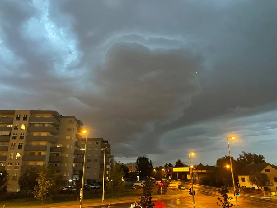 FOTO Crni oblaci zamračili nebo nad Zagrebom: 'Snažan vjetar mi je sve razbacao na balkonu'