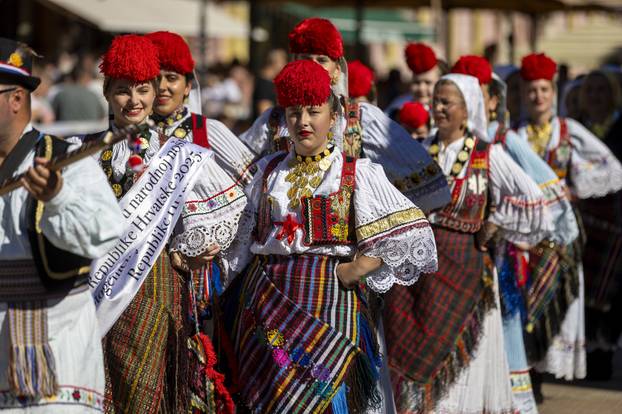 Vinkovci: Svečani mimohod sudionika 60. Vinkovačkih jeseni