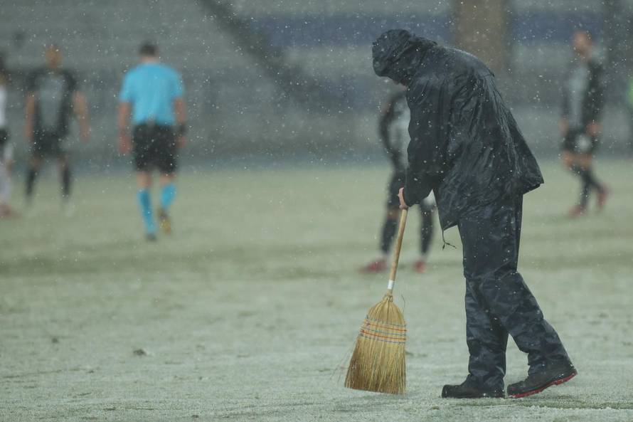 Osijek: Djelatnici čiste travnjak tijekom utakmice Vukovar 1991 - NK Slaven Belupo