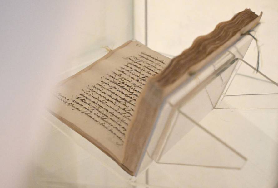 Zagreb: 1100 izlozba Hrvatskog Kraljevstva  u Klovicevim dvorima