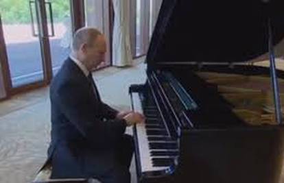 Bilo mu dosadno dok je čekao: Putin svirao sovjetske klasike