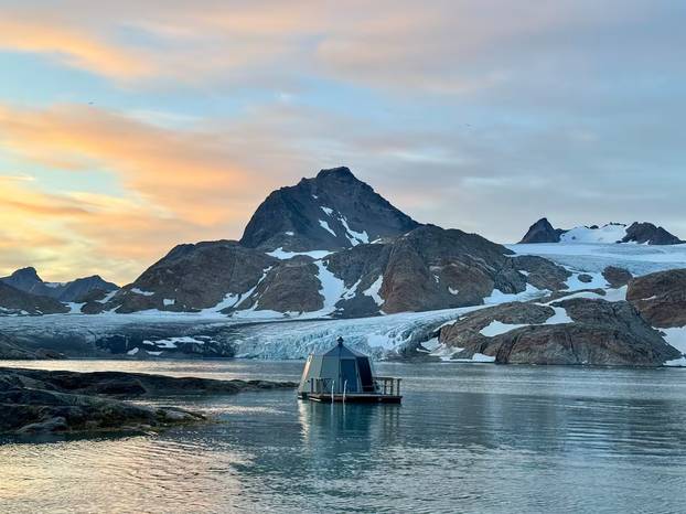 FOTO Ovo je prva plutajuća kućica za odmor na Grenlandu: Cijena noćenja će vas šokirati