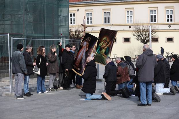 Dok u Osijeku jedni mole, drugi pak redovito u prosvjedu