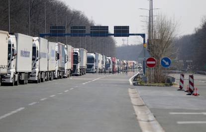 Privremena obustava teretnog prometa na ulazu iz Hrvatske u Srbiju nakon jakog nevremena