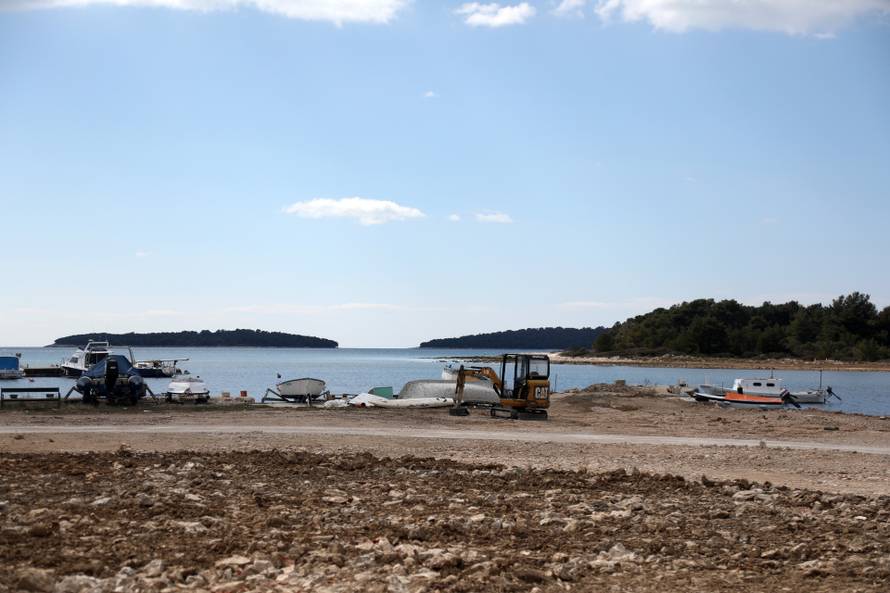 Vlasnik Zlatne Ribice na Krapnju želi urediti parcelu, no otočani tvrde - dira obalu i nema papire