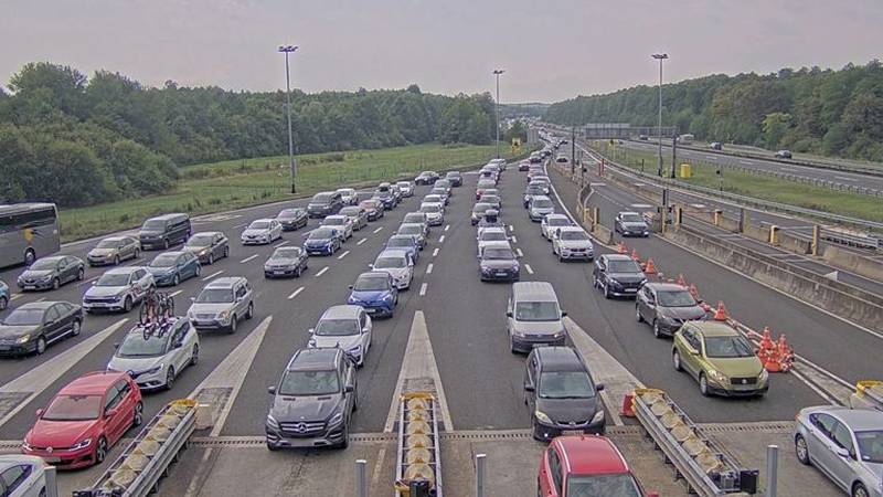 Zaradi prometnih nesreč in povečanega prometa zastoji na hrvaških avtocestah, pri Bosiljevem 9-kilometrska kolona