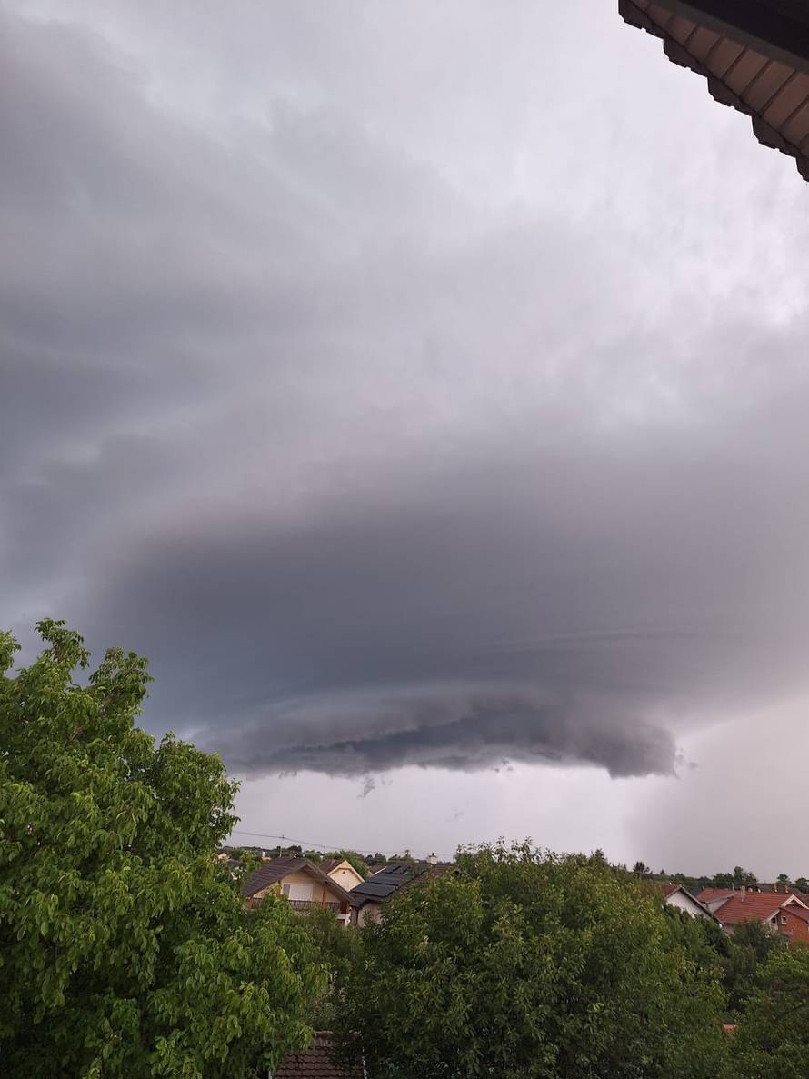 Hrvatsku prekrile superćelije. Stručnjaci: 'Njihove struje su se rotirale brzinom od 180 km/h'